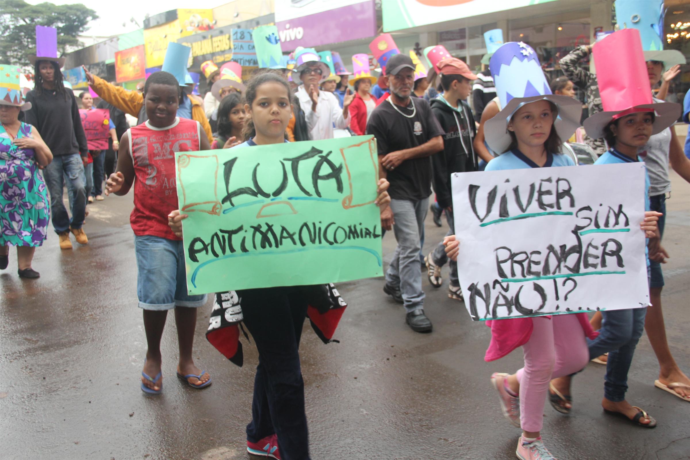 Centenas participam da passeata no Dia da Luta Antimanicomial